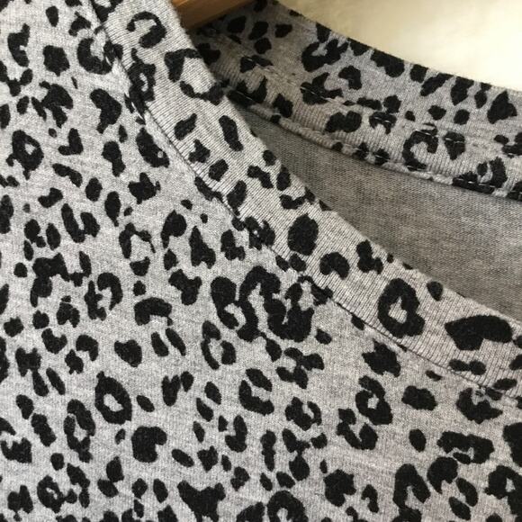 Old Navy Gray Luxe Leopard Print Short Sleeve Top - Picture 10 of 10